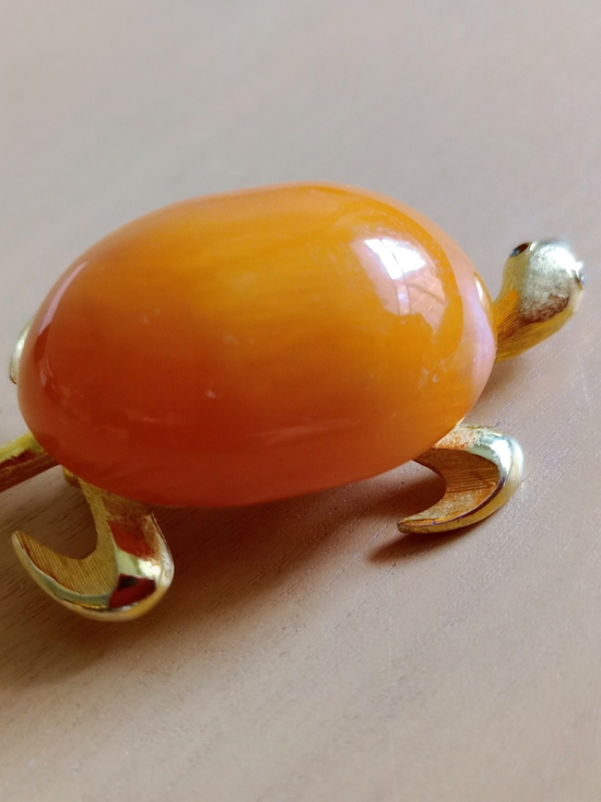 vintage look Jewelry - Gold-Tone Turtle Brooch with Glossy Orange Cabochon